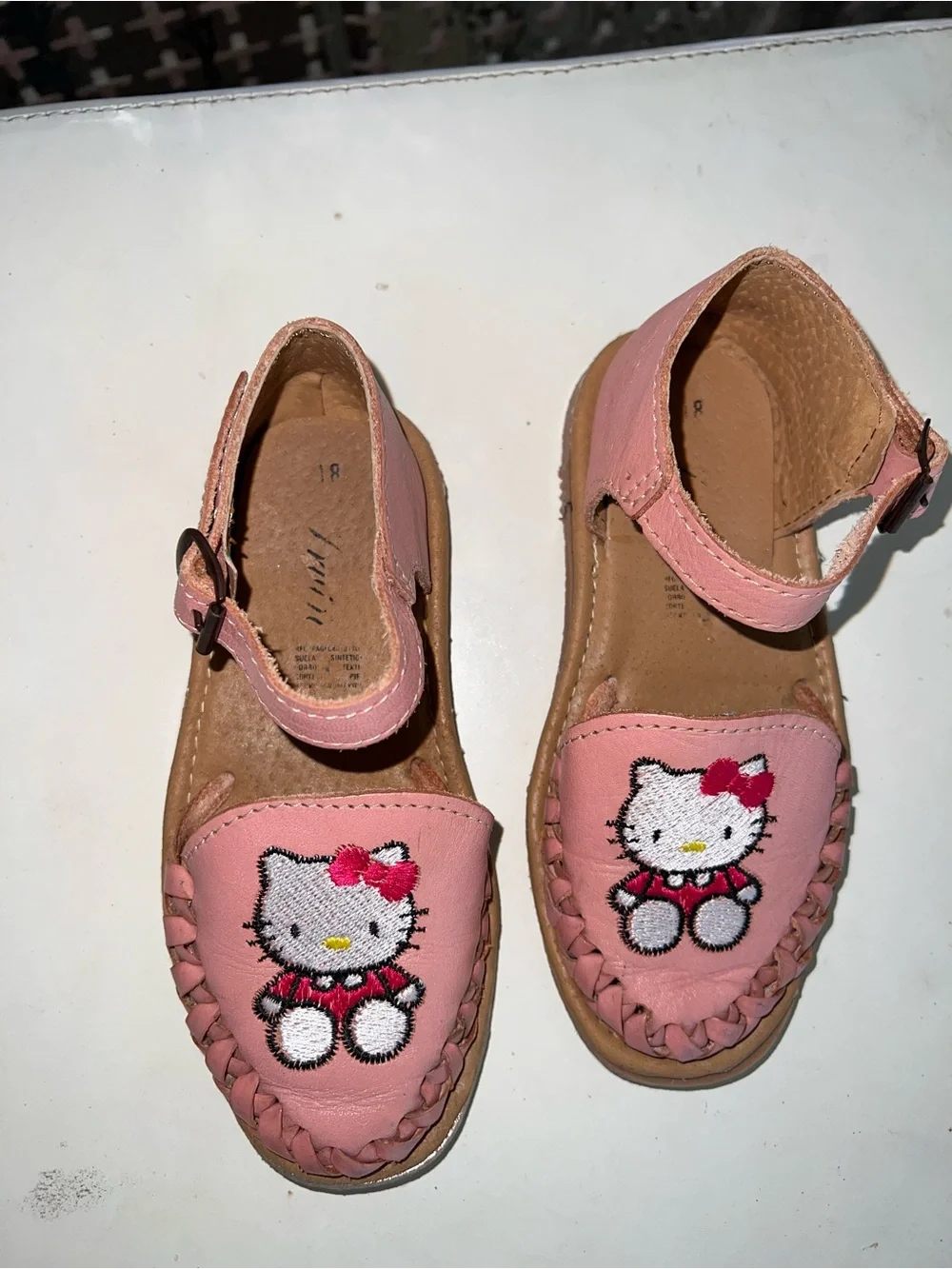 Girls Pink Hello Kitty huaraches